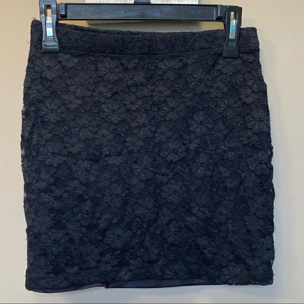 Women’s Forever 21 Medium Black Lace Mini Skirt